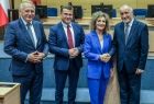 Przedstawiciele władz samorządowych z Małopolski i Turyngii pozują wspólnie do zdjęcia w sali sejmiku województwa małopolskiego.
