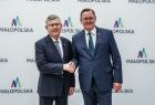 Marszałek Witold Kozłowski wita się z premierem Turyngii Bodo Ramelowem.