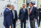 Marszałek Witold Kozłowski i przedstawiciele władz samorządowych z Małopolski i Turyngii. Mężczyźni stoją na tle białej ścianki z logo małopolski. 