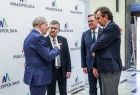 Marszałek Witold Kozłowski i przedstawiciele władz samorządowych z Małopolski i Turyngii. Mężczyźni stoją na korytarzu , prowadzą rozmowę. 