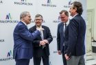 Marszałek Witold Kozłowski i przedstawiciele władz samorządowych z Małopolski i Turyngii. Mężczyźni prowadzą ożywiona rozmowę. 