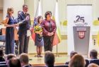 Widok na scenę filharmonii i stojących na niej ludzi. 