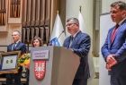 Marszałek małopolski Witold Kozłowski stoi przy mównicy w otoczeniu przedstawiciele władz samorządowych z Małopolski i Turyngii. 