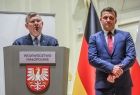 Marszałek Małopolski Witold Kozłowski stoi na scenie przy mównicy. 