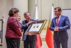 Marszałek Małopolski Witold Kozłowski wręcza Medal Polonia Minor.