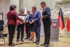 Marszałek Witold Kozłowski i przedstawiciele władz samorządowych z Małopolski i Turyngii. Marszałek wręcza Medal Polania Minor.