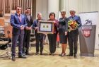 Marszałek Witold Kozłowski i przedstawiciele władz samorządowych z Małopolski i Turyngii. Wszyscy pozują do zdjęcia. Marszałek wręcza Medal Polania Minor.