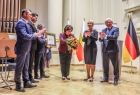 Marszałek Małopolski Witolda Kozłowskiego wita się z premierem Turyngii Bodo Ramelowem.