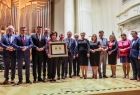 Marszałek Witold Kozłowski i przedstawiciele władz samorządowych z Małopolski i Turyngii. Wszyscy pozują do zdjęcia. Marszałek wręcza Medal Polania Minor.