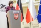 kobieta stoi przy mównicy. 