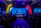 zaciemniona sala główna tuż przed ceremonią otwarcia