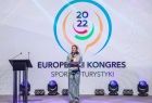 prowadząca otwarcie kongresu na scenie