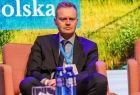 Szymon Nitka autor bloga ZnajKraj siedzi na fotelu podczas panelu.