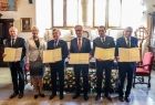 Podpisane egzemplarze listu w rękach sygnatariuszy