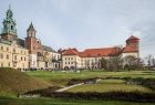 Zamek Wawelski - widok z oddalenia na mury oraz ogrody