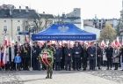 Zaproszeni goście oraz przedstawiciele władz samorządowych zgromadzeni pod niebieskim namiotem podczas uroczystości niepodległościowych na placu Ojca Adama Studzińskiego