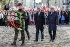 Delegacja samorządu województwa Małopolskiego składa wieniec