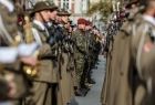 Żołnierze stoją w rzędach podczas uroczystości niepodległościowych na pl. Matejki