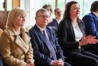 Marszałek Małopolski Witold Kozłowski siedzi obok Marty Słaby wójt gminy Łabowa. 