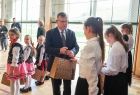 Marszałek Małopolski Witold Kozłowski wręcza prezenty dzieciom ze szkoły podstawowej w Łabowej. 