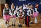 Dziewczynki w strojach ludowych z prezentami przekazanymi przez Marszałka Małopolski Witolda Kozłowskiego. 