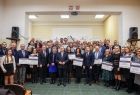 Marszałek Małopolski wraz zaproszonymi gośćmi, posłem na sejm RP Patrykiem Wichrem, radna Marta Mordarską pozują do zdjęcia. 