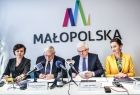 Dorota Popiela, Stanisław Kuropatwa, Józef Gawron i Marta Malec Lech przy stole. W tle napis Małopolska.