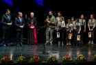 Metropolita Krakowski abp Marek Jędraszewski, Marszałek Witold Kozłowski, wojewoda Łukasz Kmita oraz harcerze z lampionami. Wszyscy stoją na scenie. 