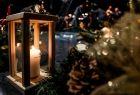 Widok na lampion położony na scenie na przedniej szybce umieszczono napis małopolska i kolorowe logo województwa. Wewnątrz znajduję się płonąca świeca i będąca światełkiem pokoju. 