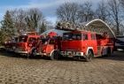 Pojazdy strażackie stoją w Muzeum Ratownictwa.