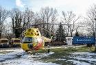 Helikopter ratowniczy Mi-2 stoi w Muzeum Ratownictwa. Obok wisi baner z napisem Małopolska.