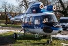 Policyjny śmigłowiec PZL-Kania stoi w Muzeum Ratownictwa.