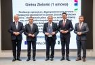 Marszałek Witold Kozłowski i wicemarszałkowie Łukasz Smółka i Józef Gawron stoją na scenie z przedstawicielem Gminy Zielonki.