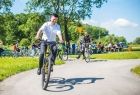 Wicemarszałek Łukasz Smółka jedzie na rowerze.