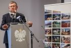 Marszałek Witold Kozłowski stoi przy mównicy.
