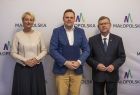 marszałek Witold Kozłowski i Iwona Gibas z zarządu z przedstawicielem Małopolskiej Rady Pożytku Publicznego, w tle ścianka z logo Małopolski