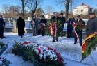 Jakub Przewoźnik z agendy UMWM w Oświęcimiu składa wiązankę kwiatów