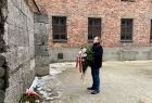 Złożenie kwiatów w KL Auschwitz