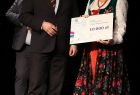 Wiceprzewodniczący SWM Wojciech Skruch z laureatką konkursu