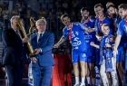 Wicemarszałek Józef Gawron wręcza Puchar Polski
