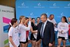 marszałek przybija piątki z młodymi sportowcami