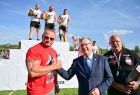 marszałek ściska rękę Mariuszowi Pudzianowskiemu