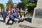 Radny województwa Mirosław Dróżdż składa kwiaty przed pomnikiem