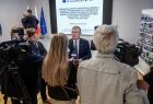Marszałek Witold Kozłowski udziela wywiadu mediom.