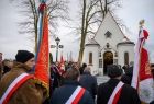 Uczestnicy obchodów rocznicowych przed wejściem do kościoła