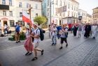 Grupa pielgrzymów idzie ulicami Tarnowa