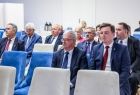 Beneficjenci siedzą na widowni.