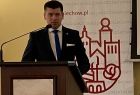 Wicemarszałek Łukasz Smółka przemawia z mównicy.