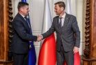 Wicemarszałek Łukasz Smółka ściska dłoń ambasadorowi.