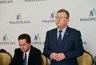 Marszałek Witold Kozłowski przemawia. Z tyłu widoczna ścianka z napisem Małopolska.